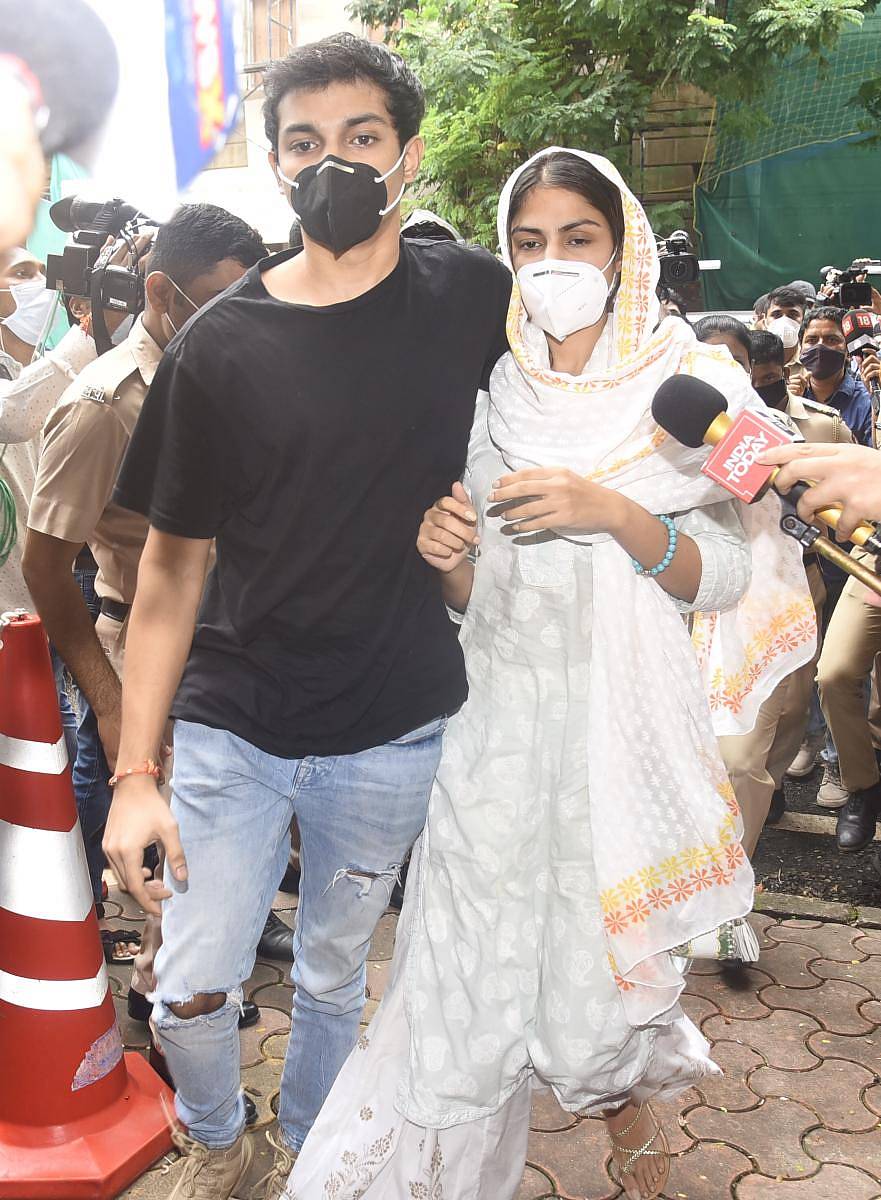 ಹಣ ಅಕ್ರಮ ವರ್ಗಾವಣೆ ಪ್ರಕರಣದಲ್ಲಿ ಸೋಮವಾರ ಮತ್ತೆ ಇ.ಡಿ. ವಿಚಾರಣೆಗೆ ಒಳಪಟ್ಟ ಬಳಿಕ ಹೊರಬಂದ ನಟಿ ರಿಯಾ ಚಕ್ರವರ್ತಿ ಹಾಗೂ ಆಕೆಯ ಸಹೋದರ ಶೌವಿಕ್ –ಪಿಟಿಐ ಚಿತ್ರ