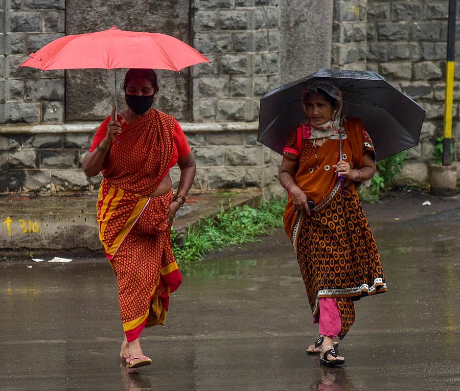 ಕಲಬುರ್ಗಿಯಲ್ಲಿ ಸೋಮವಾರ ದಿನವಿಡೀ ಸುರಿದ ಜಿಟಿ ಜಿಟಿ ಮಳೆಯಲ್ಲೇ ಮಹಿಳೆಯರಿಬ್ಬರು ಛತ್ರಿ ಹಿಡಿದು ಸಾಗಿದರು