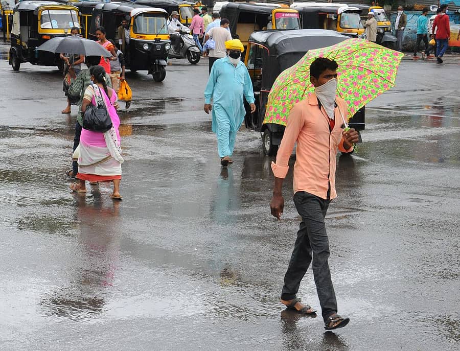ವಿಜಯಪುರದಲ್ಲಿ ಸೋಮವಾರ ಸುರಿಯುವ ಮಳೆಯಲ್ಲೇ ಜನ ಸಂಚಾರ ಕಂಡುಬಂದಿತು –ಪ್ರಜಾವಾಣಿ ಚಿತ್ರ