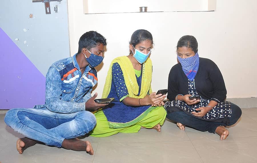 ಹಾವೇರಿ ನಗರದ ಅಂಬೇಡ್ಕರ್‌ ಬಡಾವಣೆಯಲ್ಲಿ ಎಸ್ಸೆಸ್ಸೆಲ್ಸಿ ಫಲಿತಾಂಶವನ್ನು ಸೋಮವಾರ ಮೊಬೈಲ್‌ನಲ್ಲಿ ವೀಕ್ಷಿಸಿದ ವಿದ್ಯಾರ್ಥಿಗಳು  –ಪ್ರಜಾವಾಣಿ ಚಿತ್ರ 