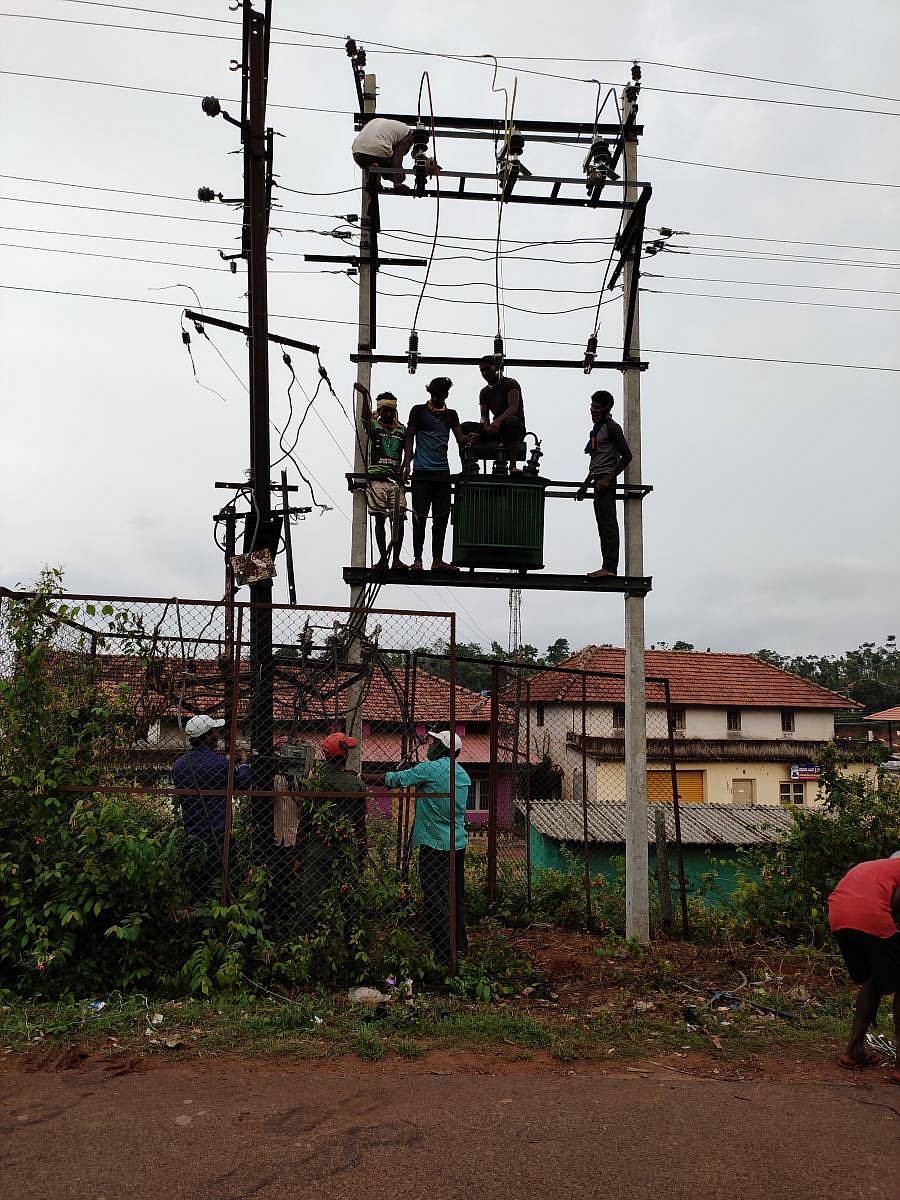ಹೆತ್ತೂರಿನಲ್ಲಿ ಟ್ರಾನ್ಸ್ಫಾರ್ಮರ್ ದುರಸ್ತಿ ಮಾಡುತ್ತಿರುವ ಸೆಸ್ಕ್ ಸಿಬ್ಬಂದಿ