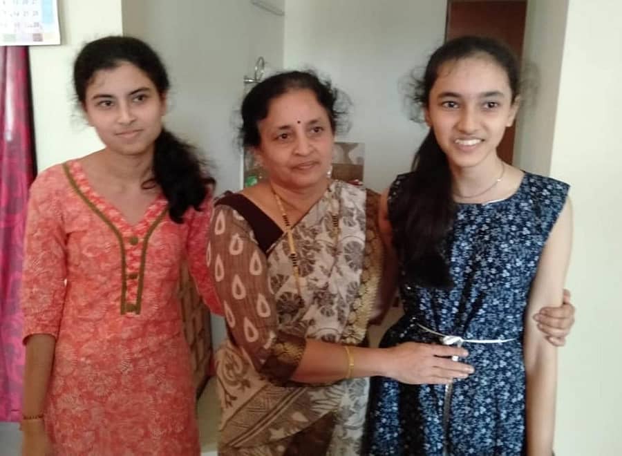 ಅಮ್ಮ ವೀಣಾ ಹೆಗಡೆ ಹಾಗೂ ಅಕ್ಕ ಸನ್ಮಯಿ ಜೊತೆ ಸನ್ನಿಧಿ