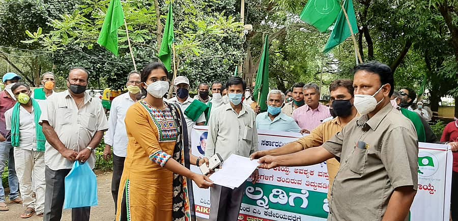 ವಿವಿಧ ಬೇಡಿಕೆಗಳನ್ನು ಈಡೇರಿಸಲು ಆಗ್ರಹಿಸಿ ತಿಪಟೂರಿನಲ್ಲಿ ರೈತರು ಉಪವಿಭಾಗಾಧಿಕಾರಿ ಕೆ.ಆರ್.ನಂದಿನಿ ಅವರಿಗೆ ಮನವಿ ಸಲ್ಲಿಸಿದರು