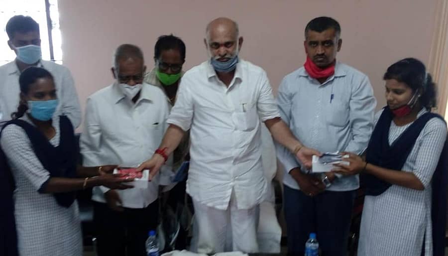 ಉಮಾವತಿ ಮತ್ತು ಕಲಾವತಿ ಸಹೋದರಿಯರಿಗೆ ಜಿಲ್ಲಾ ಉಸ್ತುವಾರಿ ಸಚಿವ ಶಿವರಾಮ ಹೆಬ್ಬಾರ್ ಮೊಬೈಲ್ ವಿತರಿಸಿದರು