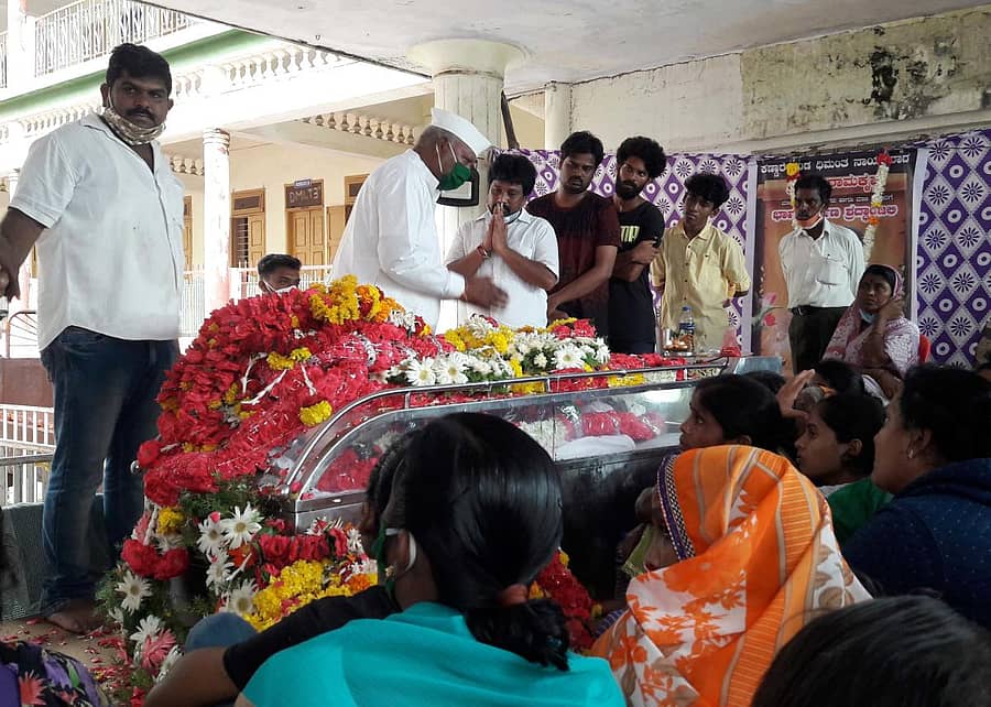 ಮಾಜಿ ಸಚಿವ ರೇವು ನಾಯಕ ಬೆಳಮಗಿ ಅಂತಿಮ ದರ್ಶನ ಪಡೆದರು