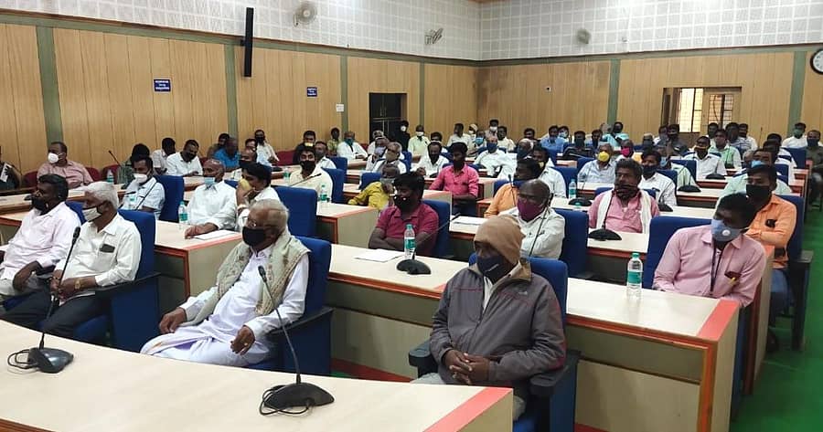 ಕೋಲಾರದಲ್ಲಿ ಸೋಮವಾರ ನಡೆದ ಮಿಂಡಹಳ್ಳಿ ಗ್ರಾಮದ ಭೂ ದರ ನಿರ್ಧರಣಾ ಸಲಹಾ ಸಮಿತಿ ಸಭೆಯಲ್ಲಿ ರೈತರು ಹಾಗೂ ಅಧಿಕಾರಿಗಳು ಪಾಲ್ಗೊಂಡರು.