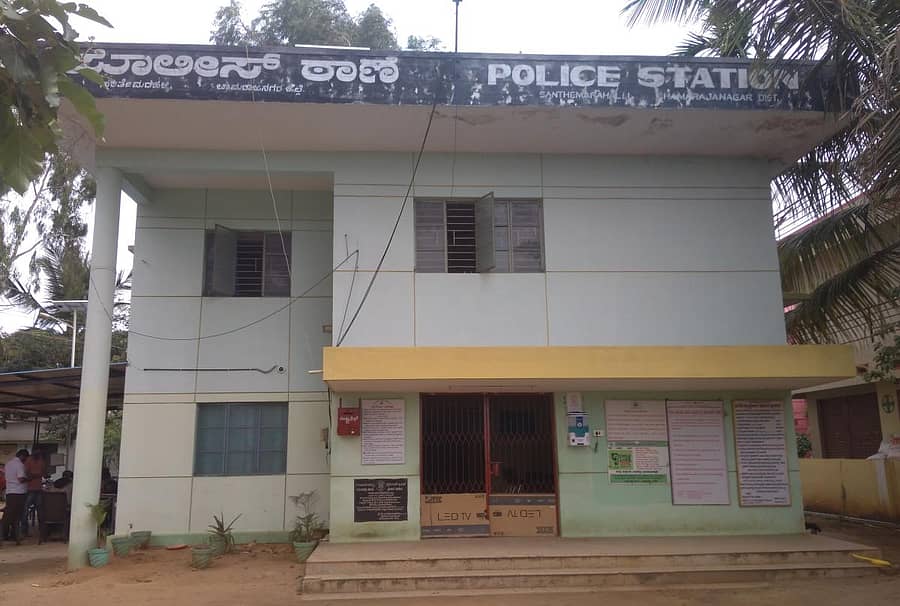 ಸಂತೇಮರಹಳ್ಳಿ ಠಾಣೆಯನ್ನು ಸೀಲ್ಡೌನ್ ಮಾಡಿರುವುದು