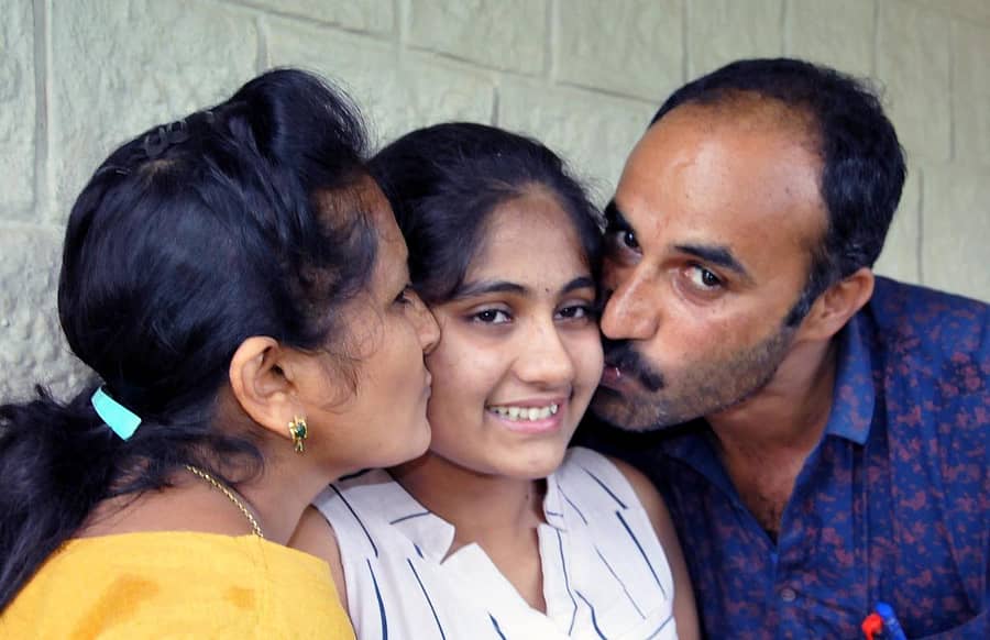 ಎಸ್ಸೆಸ್ಸೆಲ್ಸಿ ಪರೀಕ್ಷೆಯಲ್ಲಿ ರಾಜ್ಯಕ್ಕೆ ಪ್ರಥಮ ಸ್ಥಾನ ಪಡೆದ ತನ್ಮಯಿಗೆ ಪೋಷಕರು ಮುತ್ತಿಟ್ಟು ಅಭಿನಂದಿಸಿದರು.