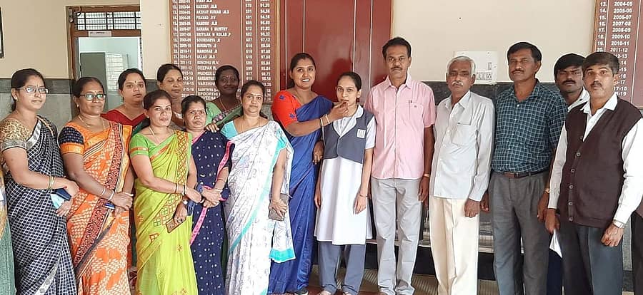 ಎಸ್ಸೆಸ್ಸೆಲ್ಸಿ ಫಲಿತಾಂಶದಲ್ಲಿ ಜಿಲ್ಲೆಗೆ ಪ್ರಥಮ ಸ್ಥಾನ ಗಳಿಸಿರುವ ಕೋಲಾರದ ಚಿನ್ಮಯ ವಿದ್ಯಾಲಯದ ವಿದ್ಯಾರ್ಥಿನಿ ಕೆ.ರಚನಾಗೆ ಶಿಕ್ಷಕರು ಸೋಮವಾರ ಸಿಹಿ ತಿನ್ನಿಸಿದರು.
