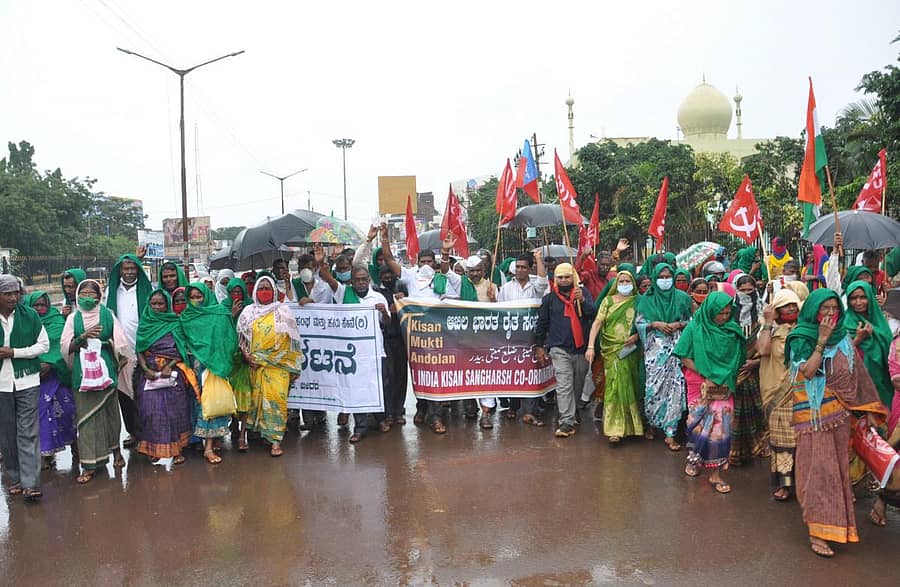 ಹೆಸರು, ಉದ್ದು ಖರೀದಿ ಕೇಂದ್ರ ಆರಂಭಿಸಬೇಕು ಎಂದು ಒತ್ತಾಯಿಸಿ ಕರ್ನಾಟಕ ರಾಜ್ಯ ರೈತ ಸಂಘದ ಕಾರ್ಯಕರ್ತರು ಬೀದರ್‌ನಲ್ಲಿ ಸೋಮವಾರ ಜಿಟಿ ಜಿಟಿ ಮಳೆಯಲ್ಲೇ ಪ್ರತಿಭಟನಾ ಮೆರವಣಿಗೆ ನಡೆಸಿದರು