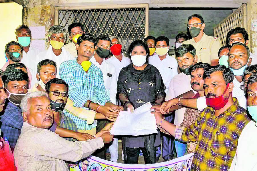 ಶಿರಾ ತಾಲ್ಲೂಕಿನ ಮರಡಿ ಗುಡ್ಡದ ಮರಡಿ ರಂಗನಾಥ ಸ್ವಾಮಿ ದೇವಸ್ಥಾನದ ತಪ್ಪಲಿನಲ್ಲಿ ಡಾ.ಅಂಬೇಡ್ಕರ್ ವಸತಿ ಶಾಲೆಯನ್ನು ಪ್ರಾರಂಭಿಸುವಂತೆ ಒತ್ತಾಯಿಸಿ ಸೋಮವಾರ ಮಾನವ ಬಂಧುತ್ವ ವೇದಿಕೆಯಿಂದ ತಹಶೀಲ್ದಾರ್ ನಾಹಿದಾ ಜಮ್ ಜಮ್ ಅವರಿಗೆ ಮನವಿ ಸಲ್ಲಿಸಿದರು