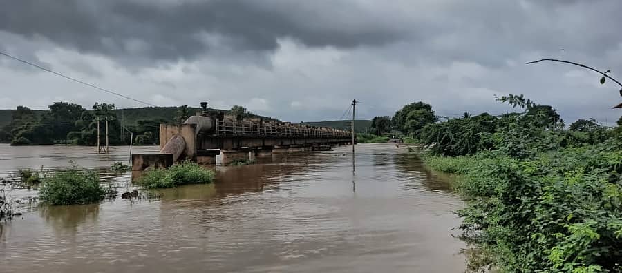 ಬೆಳಗಾವಿ ಜಿಲ್ಲೆಯ ಪಾಶ್ಚಾಪೂರ ಗ್ರಾಮದ ಸೇತುವೆ ಸಂಪೂರ್ಣವಾಗಿ ಮುಳುಗಿದ್ದ ದೃಶ್ಯ