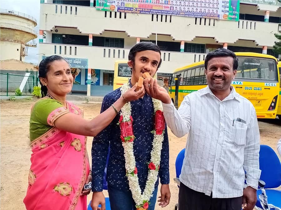 ಕುಣಿಗಲ್ ಜ್ಞಾನಭಾರತಿ ಫ್ರೌಢಶಾಲೆಯ ವಿದ್ಯಾರ್ಥಿ ಜಿ.ಎಂ.ಮಹೇಶ್ ಎಸ್.ಎಸ್.ಎಲ್.ಸಿ ಪರೀಕ್ಷೆಯಲ್ಲಿ 624 ಅಂಕಗಳಿಸಿ ರಾಜ್ಯಕ್ಕೆ ದ್ವಿತೀಯ ಸ್ಥಾನವನ್ನು ಹಂಚಿಕೊಂಡಿದ್ದು, ತಂದೆ ಮಾಯಣ್ಣ ತಾಯಿ ಶಶಿಕಲಾ, ಮಗನಿಗೆ ಸಿಹಿ ತಿನ್ನಿಸಿ ಸಂಭ್ರಮಿಸಿದರು.