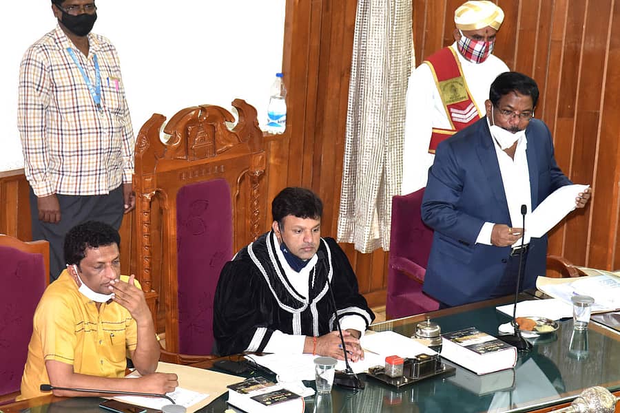 ಬಿಬಿಎಂಪಿ ಕೌನ್ಸಿಲ್ ಸಭೆಯಲ್ಲಿ ಎನ್. ಮಂಜುನಾಥ ಪ್ರಸಾದ್ ಪ್ರಶ್ನೆಯೊಂದಕ್ಕೆ ಉತ್ತರಿಸುತ್ತಿರುವುದು. ಮೇಯರ್ ಗೌತಮ್ ಕುಮಾರ್ ಹಾಗೂ ಉಪ ಮೇಯರ್ ರಾಮ್ ಮೋಹನ್ರಾಜು ಸಿ.ಆರ್ ಇದ್ದಾರೆ. – ಪ್ರಜಾವಾಣಿ ಚಿತ್ರ