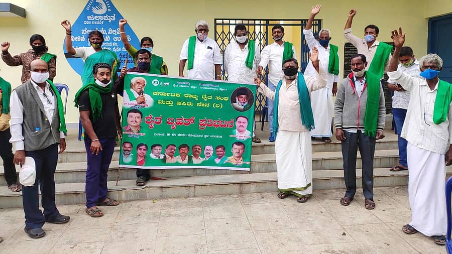 ಸಂಘಟನೆಯ ಕಾರ್ಯಕರ್ತರು ಯಲಹಂಕದ ಮಿನಿವಿಧಾನಸೌಧದ ಎದುರು ಪ್ರತಿಭಟನೆ ನಡೆಸಿದರು.