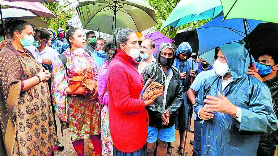 ಅರ್ಚಕ ನಾರಾಯಣ ಆಚಾರ್‌ ಪುತ್ರಿಯರಿಗೆ ಬ್ರಹ್ಮಗಿರಿಯಲ್ಲಿ ಶೋಧ ಕಾರ್ಯದ ಬಗ್ಗೆ ಕೊಡಗು ಜಿಲ್ಲಾ ಉಸ್ತುವಾರಿ ಸಚಿವ ವಿ.ಸೋಮಣ್ಣ ಮಾಹಿತಿ ನೀಡಿದರು