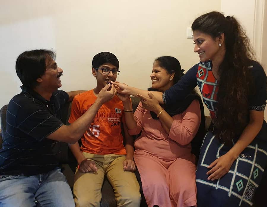 625ಕ್ಕೆ 625 ಅಂಕ ಗಳಿಸಿದ ನಿಖಿಲೇಶ್‌ಗೆ ತಂದೆ–ತಾಯಿ ಮತ್ತು ಸಹೋದರಿ ಸಿಹಿ ತಿನ್ನಿಸಿದ ಕ್ಷಣ