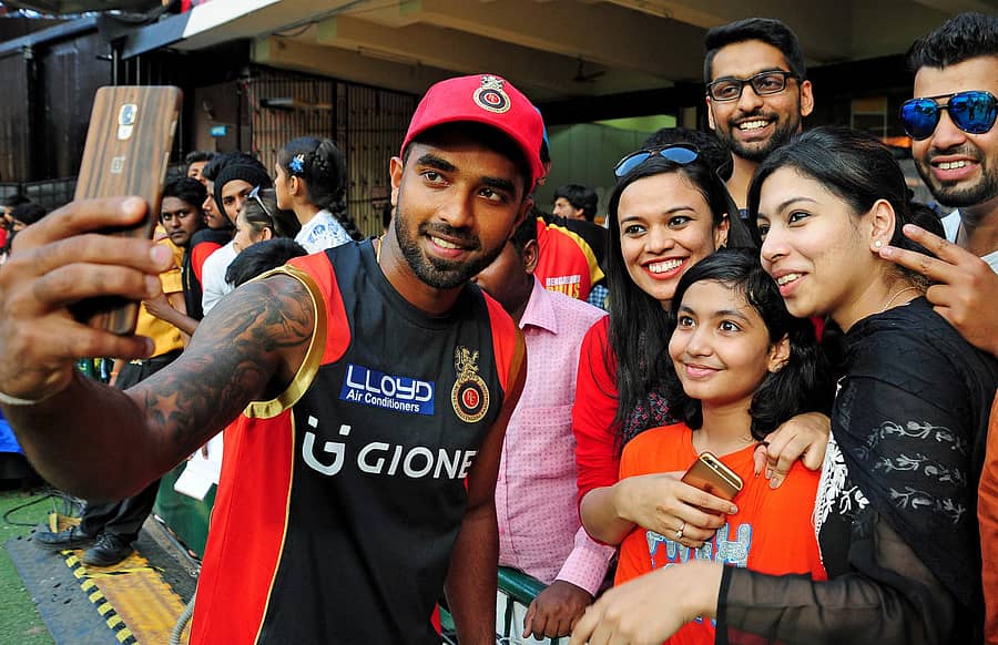 ಬೆಂಗಳೂರಿನಲ್ಲಿ ನಡೆದ ಐಪಿಎಲ್ ಪಂದ್ಯವೊಂದರ ಸಂದರ್ಭದಲ್ಲಿ ಪ್ರೇಕ್ಷಕರ ಸೆಲ್ಫಿ ಮನವಿಗೆ ಸ್ಪಂದಿಸಿದ ಸಚಿನ್ ಬೇಬಿ -ಪ್ರಜಾವಾಣಿ ಚಿತ್ರ