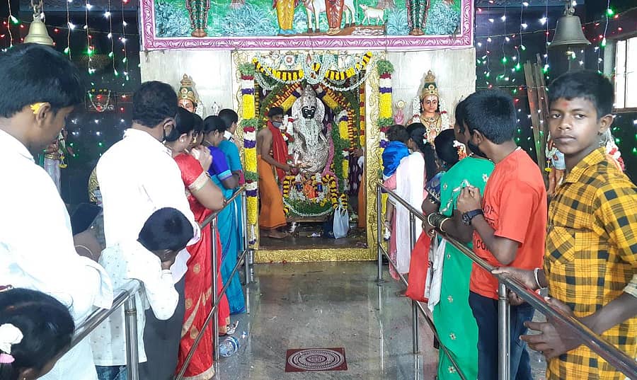 ಶಿಡ್ಲಘಟ್ಟದ ಟಿ.ಬಿ.ರಸ್ತೆಯಲ್ಲಿರುವ ಕೃಷ್ಣಸ್ವಾಮಿ ದೇವಸ್ಥಾನದಲ್ಲಿ ದೇವರಿಗೆ ವಿಶೇಷ ಹೂವಿನ ಅಲಂಕಾರ, ಉಯ್ಯಾಲೋತ್ಸವ ನಡೆಸಲಾಯಿತು