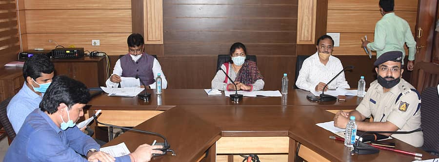 ಬೆಳಗಾವಿಯಲ್ಲಿ ಮಹಿಳಾ ಮತ್ತು ಮಕ್ಕಳ ಕಲ್ಯಾಣ ಸಚಿವೆ ಶಶಿಕಲಾ ಜೊಲ್ಲೆ ಹಾಗೂ ಸಂಸದ ಅಣ್ಣಾಸಾಹೇಬ ಜೊಲ್ಲೆ ಅಧಿಕಾರಿಗಳ ಸಭೆ ನಡೆಸಿದರು