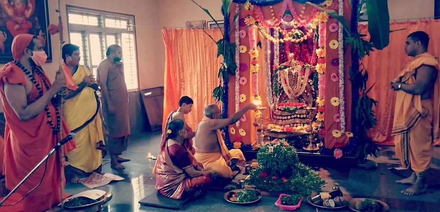 ಶಿರಸಿ ತಾಲ್ಲೂಕಿನ ಸ್ವರ್ಣವಲ್ಲಿಯಲ್ಲಿ ಶ್ರೀಗಳ ಸಾನ್ನಿಧ್ಯದಲ್ಲಿ ಶ್ರೀಕೃಷ್ಣನಿಗೆ ತುಳಸಿ ಅರ್ಚನೆ ನಡೆಯಿತು