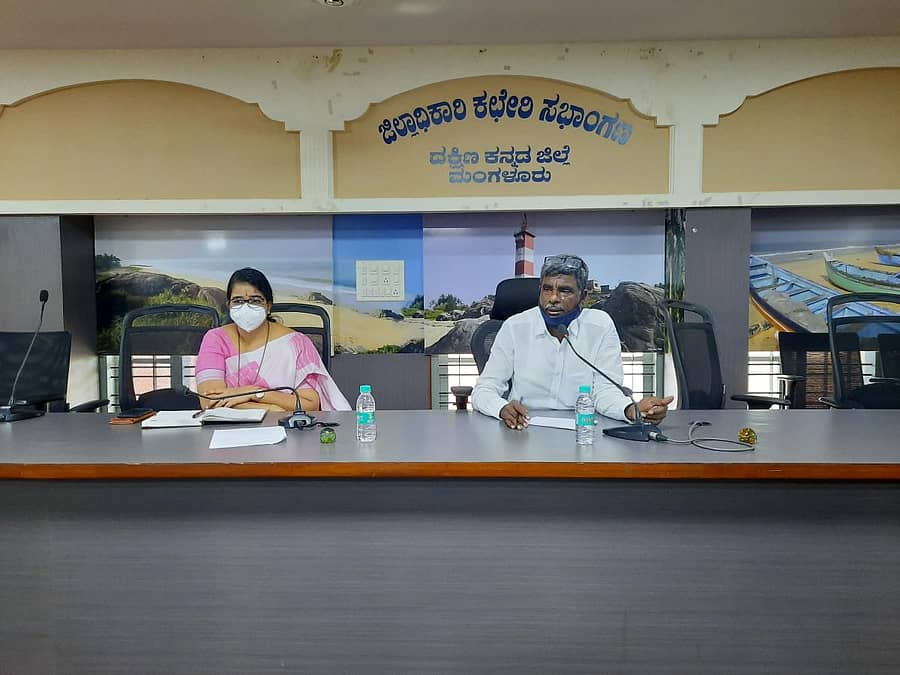 ದಕ್ಷಿಣ ಕನ್ನಡ ಜಿಲ್ಲೆಯಲ್ಲಿ ಮೀನುಗಾರಿಕೆ ಆರಂಭಿಸುವ ಕುರಿತು ಜಿಲ್ಲಾ ಉಸ್ತುವಾರಿ ಸಚಿವ ಕೋಟ ಶ್ರೀನಿವಾಸ ಪೂಜಾರಿ ಅವರು ಮಂಗಳವಾರ ಜಿಲ್ಲಾಧಿಕಾರಿ ಕಚೇರಿಯಲ್ಲಿ ಸಭೆ ನಡೆಸಿದರು. ಹೆಚ್ಚುವರಿ ಜಿಲ್ಲಾಧಿಕಾರಿ ಎಂ.ಜೆ.ರೂಪಾ ಸಭೆಯಲ್ಲಿದ್ದರು