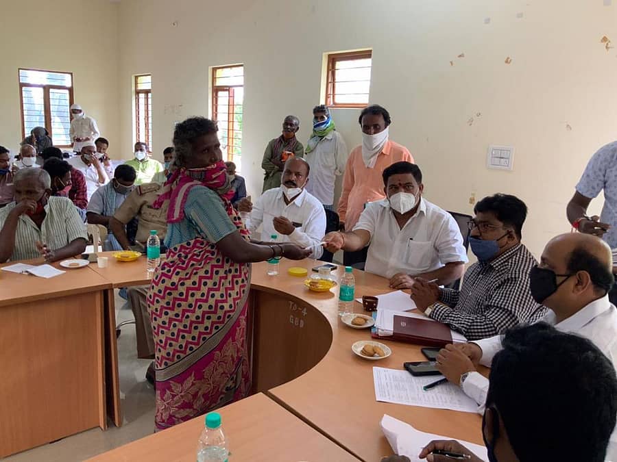 ಗುಡಿಬಂಡೆ ಪಟ್ಟಣದ ಮುಖ್ಯರಸ್ತೆ ವಿಸ್ತರಣೆ ವೇಳೆ ಮನೆ ಕಳೆದುಕೊಂಡ 70 ಜನರಿಗೆ ನಿವೇಶನದ ಹಕ್ಕುಪತ್ರಗಳನ್ನು ಶಾಶಕ ಎನ್.ಎಸ್.ಸುಬ್ಬಾರೆಡ್ಡಿ ನೀಡಿದರು