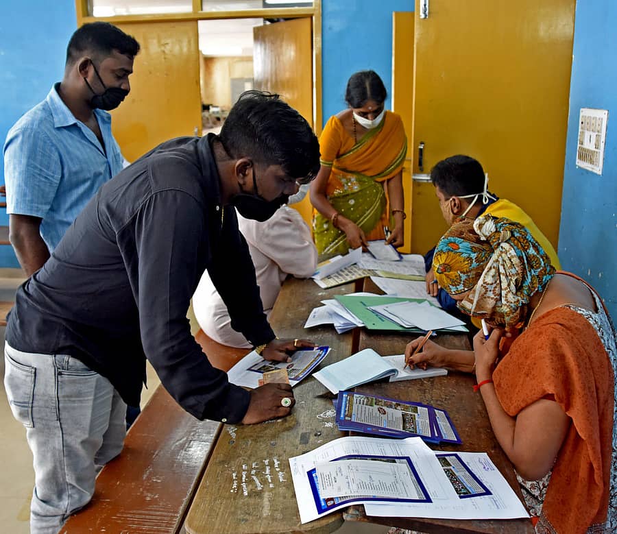 ಜಯನಗರ ವಿಜಯ ಪದವಿ ಪೂರ್ವ ಕಾಲೇಜಿನಲ್ಲಿ ಅರ್ಜಿ ಪಡೆಯುತ್ತಿರುವ ಪೋಷಕರು –ಪ್ರಜಾವಾಣಿ ಚಿತ್ರ