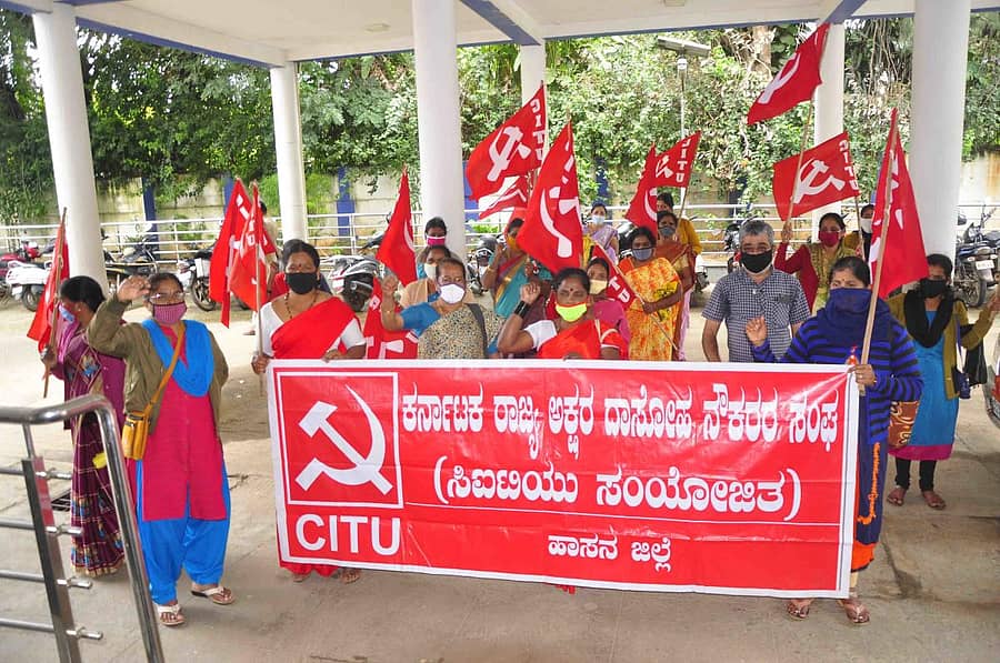 ಹಾಸನ ಜಿಲ್ಲಾ ಪಂಚಾಯಿತಿ ಕಚೇರಿ ಎದುರು ಬಿಸಿಯೂಟ ನೌಕರರು ಪ್ರತಿಭಟನೆ ನಡೆಸಿದರು.