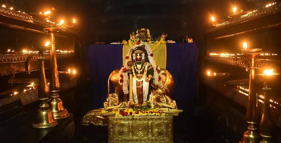 ಕೃಷ್ಣ ಮಠದಲ್ಲಿ ಮಂಗಳವಾರ ಕಾಣಿಯೂರು ಮಠಾಧೀಶರಾದ ವಿದ್ಯಾವಲ್ಲಭತೀರ್ಥ ಸ್ವಾಮೀಜಿ ಕೃಷ್ಣ ದೇವರಿಗೆ ‘ಗೋಪಾಲಕೃಷ್ಣ’ ಅಲಂಕಾರ ಮಾಡಿದ್ದರು. ಪರ್ಯಾಯ ಈಶಪ್ರಿಯ ತೀರ್ಥ ಸ್ವಾಮೀಜಿ ಮಹಾಪೂಜೆ ನೆರವೇರಿಸಿದರು.