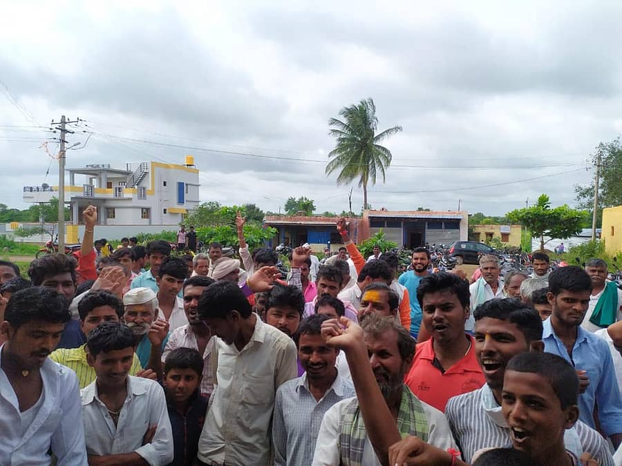 ಸವದತ್ತಿ ತಾಲ್ಲೂಕಿನ ಮುಗಳಿಹಾಳದಲ್ಲಿ ಕೃಷಿ ಪತ್ತಿನ ಸಹಕಾರಿ ಸಂಘದಿಂದ ಸಮರ್ಪಕವಾಗಿ ಯೂರಿಯಾ ಗೊಬ್ಬರ ವಿತರಿಸುವಂತೆ ಆಗ್ರಹಿಸಿ ರೈತರು ಮಂಗಳವಾರ ಪ್ರತಿಭಟನೆ ನಡೆಸಿದರು