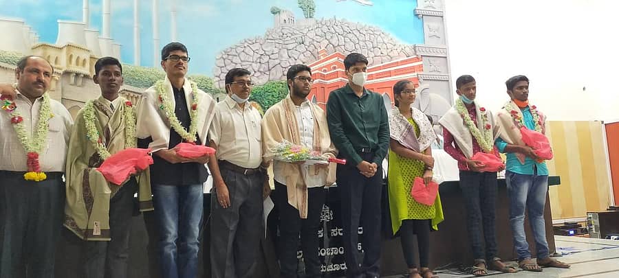 ರಾಯಚೂರು ಜಿಲ್ಲಾ ಪಂಚಾಯಿತಿಯಲ್ಲಿ ಮಂಗಳವಾರ ಏರ್ಪಡಿಸಿದ್ದ ಸಮಾರಂಭದಲ್ಲಿ ಎಸ್ಸೆಸ್ಸೆಲ್ಸಿ ಫಲಿತಾಂಶದಲ್ಲಿ ಗರಿಷ್ಠ ಅಂಕಗಳನ್ನು ಪಡೆದ ವಿದ್ಯಾರ್ಥಿಗಳನ್ನು ಸನ್ಮಾನಿಸಲಾಯಿತು