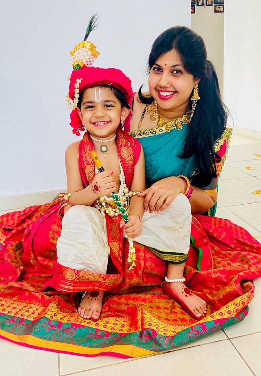 ದುಬೈನ ತಮ್ಮ ಮನೆಯಲ್ಲಿ ಪುತ್ರ ಆಯುಷ್ಯವಂತನೊಂದಿಗೆ ಕೃಷ್ಣ ಜನ್ಮಾಷ್ಟಮಿ ಆಚರಿಸಿದ ಹಾವೇರಿಯ ಕಾವ್ಯಾ ಕುಲಕರ್ಣಿ