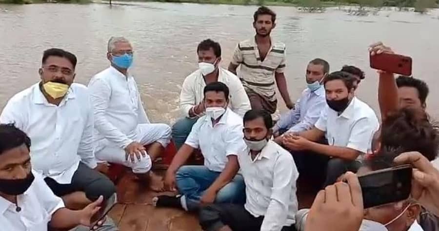 ಕಾಗವಾಡ ತಾಲ್ಲೂಕಿನ ಮೊಳವಾಡ ಗ್ರಾಮದಲ್ಲಿ ಸಚಿವ ಶ್ರೀಮಂತ ಪಾಟೀಲ ಪ್ರವಾಹ ಪರಿಸ್ಥಿತಿ ಪರಿಶೀಲಿಸಿದರು