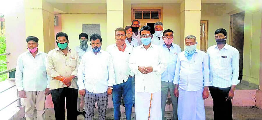 ಚೇಳೂರು ನಾಡಕಚೇರಿ ಮುಂದೆ ಆ.15 ರಂದು ಕಪ್ಪು ಪಟ್ಟಿ ಧರಿಸಿ ಧರಣಿ ನಡೆಸುವ ಕುರಿತಂತೆ ನಡೆದ ಪೂರ್ವಭಾವಿ ಸಭೆಯಲ್ಲಿ ಭಾಗವಹಿಸಿದ್ದ ವಿವಿಧ ಸಂಘಟನೆಗಳ ಮುಖಂಡರು