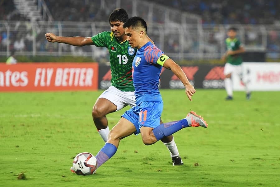 2019ರ ಅಕ್ಟೋಬರ್ನಲ್ಲಿ ಬಾಂಗ್ಲಾದೇಶ ತಂಡದ ವಿರುದ್ಧ ಕೋಲ್ಕತದಲ್ಲಿ ನಡೆದಿದ್ದ ಪಂದ್ಯ. ಭಾರತ ತಂಡದ ನಾಯಕ ಸುನಿಲ್ ಚೆಟ್ರಿ (ನೀಲಿ ಪೋಷಾಕು) ಇದ್ದಾರೆ– ಪಿಟಿಐ ಚಿತ್ರ