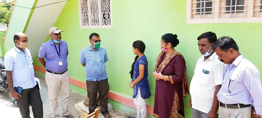 ಚಾಮರಾಜನಗರ ತಾಲ್ಲೂಕಿನ ವಿದ್ಯಾರ್ಥಿನಿಯೊಬ್ಬರ ಮನೆಗೆ ಅಧಿಕಾರಿಗಳು ಹಾಗೂ ಶಿಕ್ಷಕರು ಭೇಟಿ ನೀಡಿ, ಪರೀಕ್ಷಾ ಸಿದ್ಧತೆಯ ಬಗ್ಗೆ ವಿಚಾರಿಸಿದ ಸಂಗ್ರಹ ಚಿತ್ರ