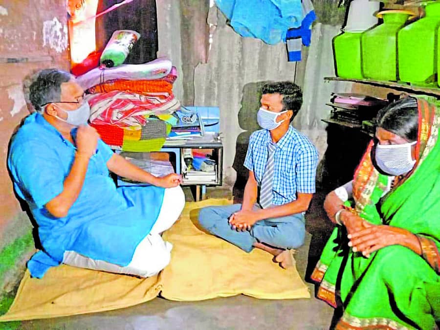 ಮಹೇಶ ಜೊತೆ ಸಚಿವ ಸುರೇಶ್ ಕುಮಾರ್ ಮಾತನಾಡಿದರು. ಮಹೇಶನ ತಾಯಿ ಇದ್ದಾರೆ