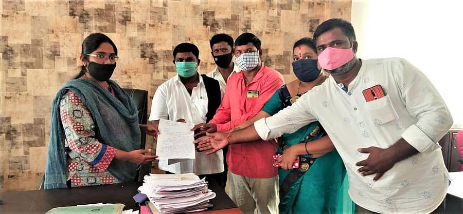 ತಹಶೀಲ್ದಾರ್ ವರ್ಷ ಒಡೆಯರ್ ಅವರಿಗೆ ರಸ್ತೆಬದಿ ಬೀದಿ ವ್ಯಾಪಾರಿಗಳ ಸಂಘ ಮನವಿ ಸಲ್ಲಿಸಿತು