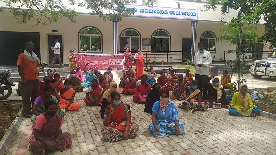 ಗೌರಿಬಿದನೂರು ನಗರದ ತಾಲ್ಲೂಕು ಪಂಚಾಯಿತಿ ಕಾರ್ಯಾಲಯದ ಮುಂದೆ ಬಿಸಿಯೂಟ ನೌಕರರು ಪ್ರತಿಭಟನೆ ನಡೆಸಿದರು