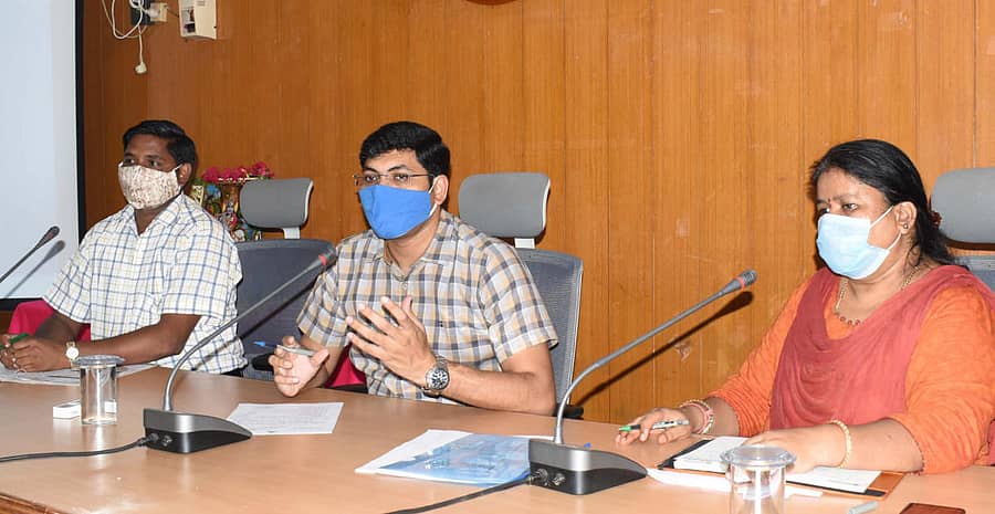 ಬೀದರ್‌ ಜಿಲ್ಲಾಧಿಕಾರಿ ಕಚೇರಿ ಸಭಾಂಗಣದಲ್ಲಿ ನಡೆದ 2020-21ನೇ ಸಾಲಿನ ವಿವಿಧ ಯೋಜನೆಗಳ ಜಿಲ್ಲಾ ಮಟ್ಟದ ಸಮನ್ವಯ ಮತ್ತು ಮೇಲ್ಚಿಚಾರಣಾ ಸಮಿತಿ ಸಭೆಯಲ್ಲಿ ಜಿಲ್ಲಾಧಿಕಾರಿ ರಾಮಚಂದ್ರನ್‌ ಮಾತನಾಡಿದರು