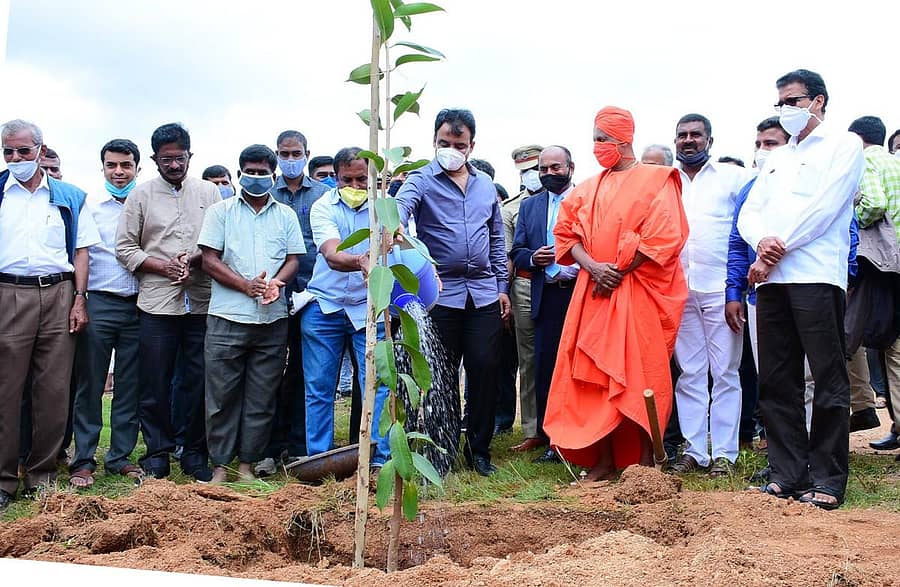 ಗಿಡಕ್ಕೆ ನೀರುಣಿಸುವ ಮೂಲಕ ಶಿವಕುಮಾರ ಸ್ವಾಮೀಜಿ ಜೈವಿಕ ಉದ್ಯಾನವನ್ನು ಉಪಮುಖ್ಯಮಂತ್ರಿ ಡಾ.ಸಿ.ಎನ್.ಅಶ್ವತ್ಥನಾರಾಯಣ ಉದ್ಘಾಟಿಸಿದರು