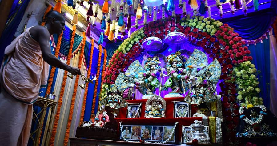 ಕೃಷ್ಣ ಜನ್ಮಾಷ್ಟಮಿ ಅಂಗವಾಗಿ ಬುಧವಾರ ಇಸ್ಕಾನ್ ದೇವಸ್ಥಾನದಲ್ಲಿ ಕೃಷ್ಣ ಬಲರಾಮ ಮೂರ್ತಿಗೆ ವಿಶೇಷ ಅಲಂಕಾರ ಮಾಡಲಾಗಿತ್ತು