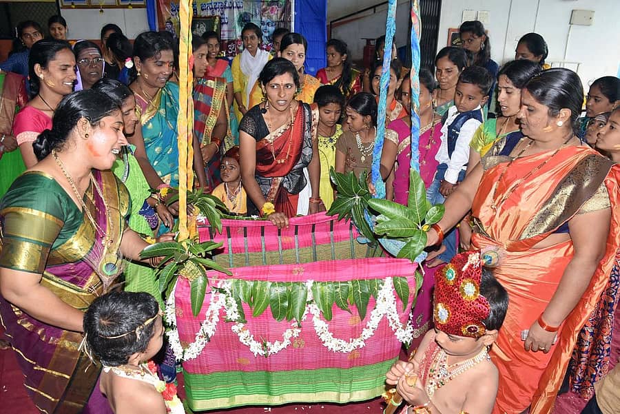 ಬೀದರ್‌ನ ಜನಸೇವಾ ಶಿಶು ಮಂದಿರದಲ್ಲಿ ಬಾಲಕೃಷ್ಣನ ತೊಟ್ಟಿಲ ಕಾರ್ಯಕ್ರಮದಲ್ಲಿ ಪಾಲ್ಗೊಂಡಿದ್ದ ಮಹಿಳೆಯರು