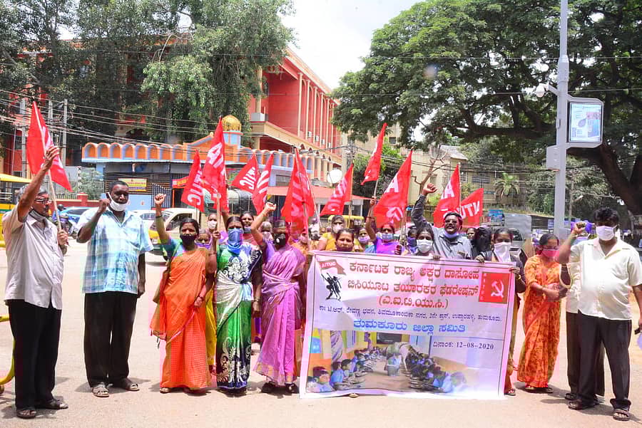 ಗೌರವಧನ ಬಿಡುಗಡೆಗೆ ಆಗ್ರಹಿಸಿ ಬಿಸಿಯೂಟ ತಯಾರಕರು ಜಿಲ್ಲಾಧಿಕಾರಿ ಕಚೇರಿ ಎದುರು ಧರಣಿ ನಡೆಸಿದರು