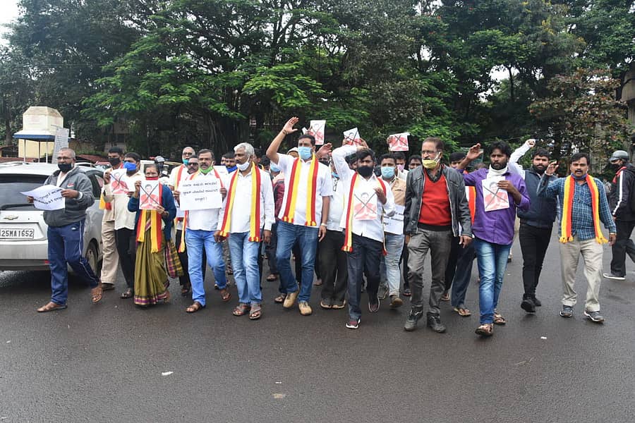 ಕರ್ನಾಟಕ ಸರ್ಕಾರದ ವಿರುದ್ಧ ಟ್ವೀಟ್ ಮಾಡಿರುವ ಖಾನಾಪುರ ಶಾಸಕಿ ಡಾ.ಅಂಜಲಿ ನಿಂಬಾಳ್ಕರ್‌ ಕ್ಷಮೆ ಯಾಚಿಸುವಂತೆ ಆಗ್ರಹಿಸಿ ಬೆಳಗಾವಿಯಲ್ಲಿ ಕರವೇ ಕಾರ್ಯಕರ್ತರು ಬುಧವಾರ ಪ್ರತಿಭಟನೆ ನಡೆಸಿದರುಪ್ರಜಾವಾಣಿ ಚಿತ್ರ