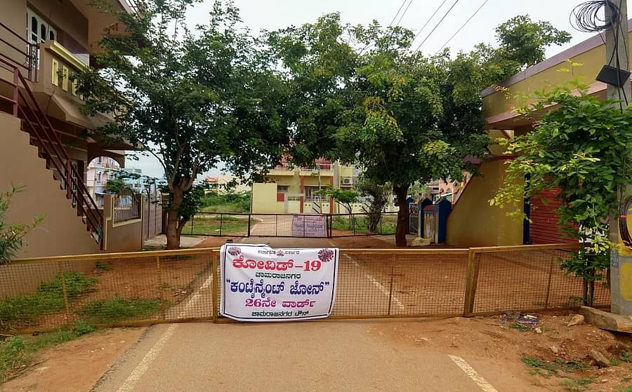 ಚಾಮರಾಜನಗರದ 26ನೇ ವಾರ್ಡ್‌ನ ರಸ್ತೆಯ ಒಂದು ಭಾಗವನ್ನು ಕಂಟೈನ್‌ಮೆಂಟ್‌ ವಲಯ ಎಂದು ಘೋಷಿಸಿರುವುದು