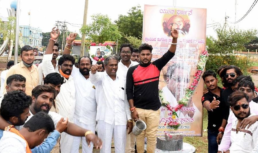 ವಿಧಾನಸಭೆಯ ವಿರೋಧ ಪಕ್ಷದ ನಾಯಕ ಸಿದ್ದರಾಮಯ್ಯ ಅವರ ಜನ್ಮದಿನದ ಪ್ರಯುಕ್ತಬೀದರ್‍ನ ಹಾಲು ಮತಗೊಂಡ ವಸತಿ ನಿಲಯದ ಆವರಣದಲ್ಲಿ ಬುಧವಾರ ಅವರ ಭಾವಚಿತ್ರಕ್ಕೆ ಹಾಲಿನ ಅಭಿಷೇಕ ಮಾಡಲಾಯಿತು