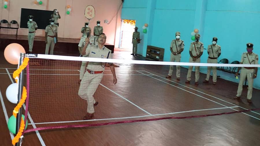 ಬೆಳಗಾವಿ ತಾಲ್ಲೂಕಿನ ಮಚ್ಚೆಯ ಕೆಎಸ್ಆರ್ಪಿ 2ನೇ ಪಡೆ ಘಟಕದಲ್ಲಿ ನಿರ್ಮಿಸಿರುವ ಶಟಲ್ ಅಂಕಣವನ್ನು ಕೆಎಸ್ಆರ್ಪಿ ಎಡಿಜಿಪಿ ಅಲೋಕ್ಕುಮಾರ್ ಬುಧವಾರ ಉದ್ಘಾಟಿಸಿದರು