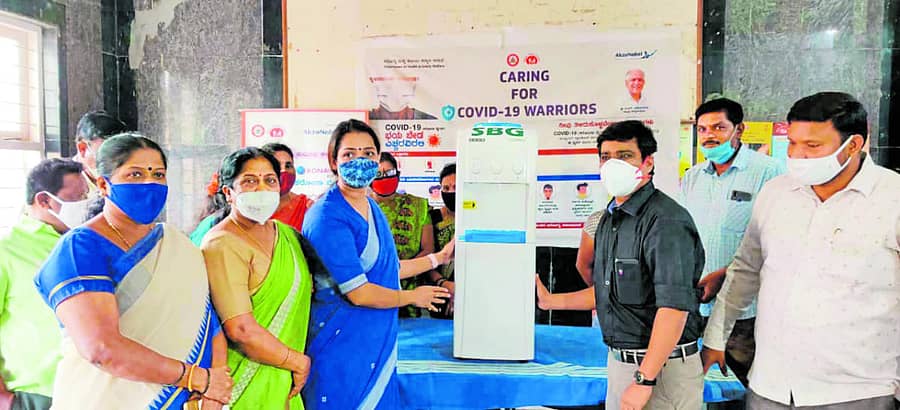 ಹೊಸಕೋಟೆಯ ಸರ್ಕಾರಿ ಆಸ್ಪತ್ರೆಗೆ ಬಿಸಿ ನೀರಿನ ಫಿಲ್ಟರ್ಗಳನ್ನು ಪ್ರತಿಭಾ ಶರತ್ ಬಚ್ಚೇಗೌಡ ನೀಡಿದರು